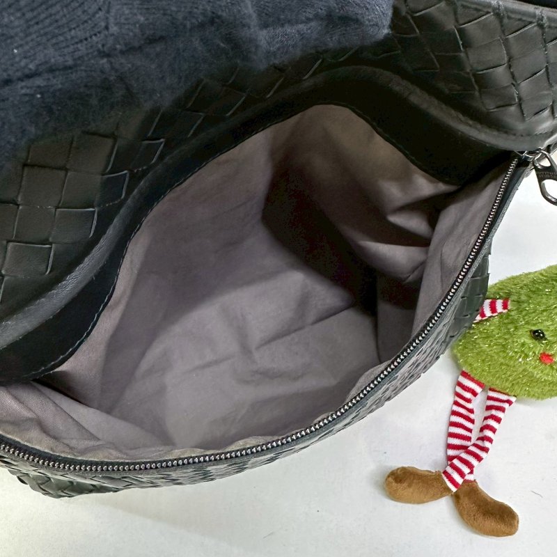 BV 小羊皮翻蓋郵差包-6