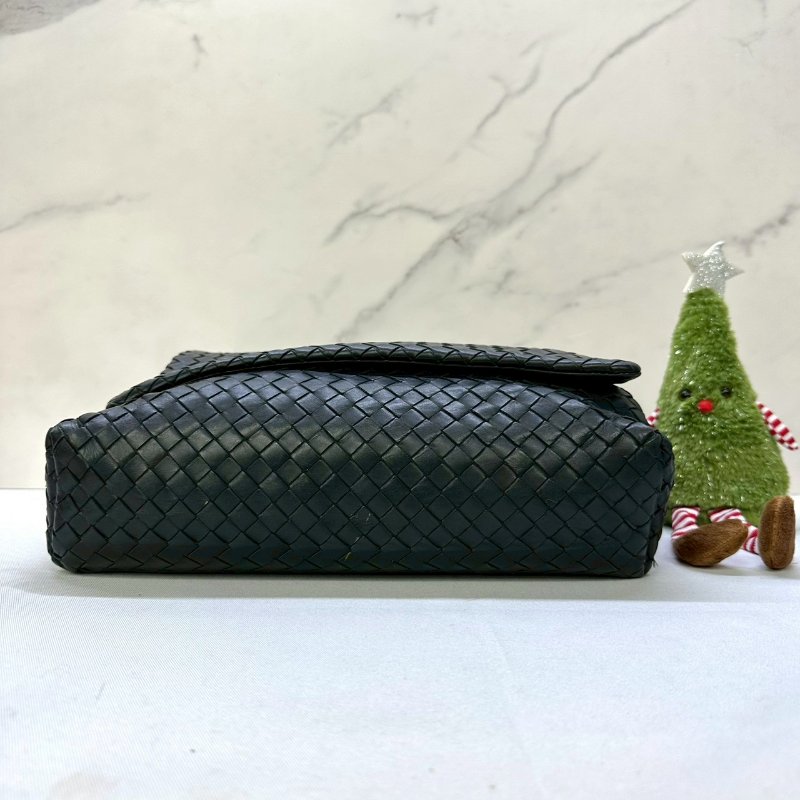 BV 小羊皮翻蓋郵差包-7