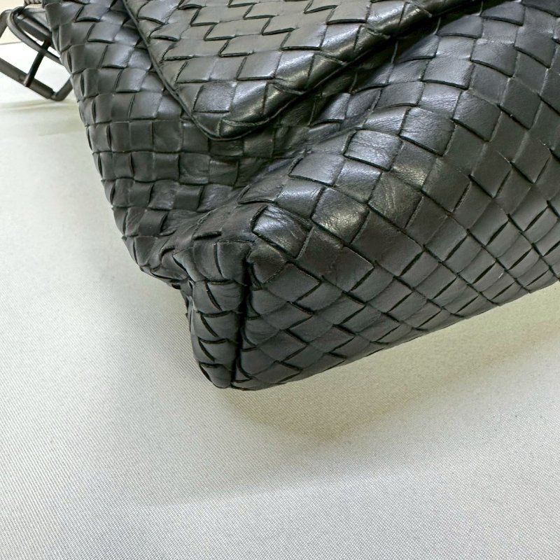 BV 小羊皮翻蓋郵差包-9