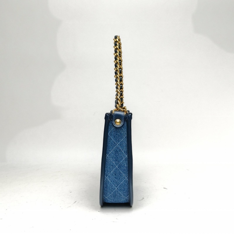 CHANEL 24SHobo嬉皮包橫版牛仔藍晶片開金扣-1