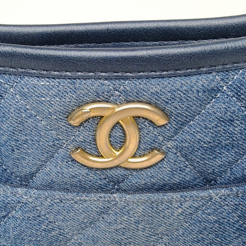 CHANEL 24SHobo嬉皮包橫版牛仔藍晶片開金扣-4