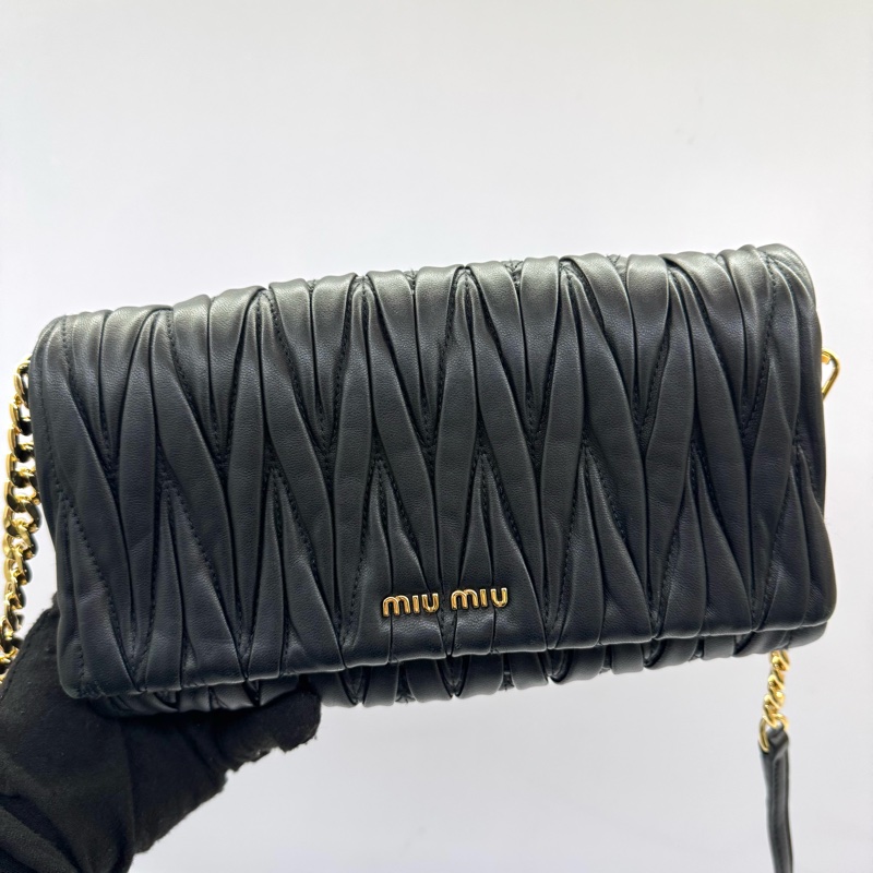 MIU MIU 黑色MATELASSE皮革斜背包 5BH080-0