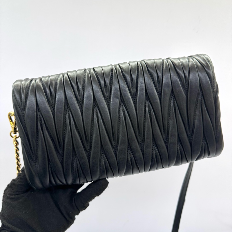 MIU MIU 黑色MATELASSE皮革斜背包 5BH080-1