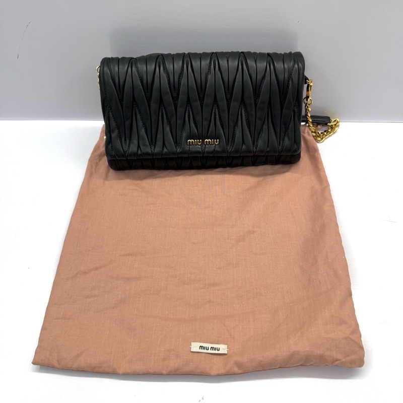 MIU MIU 黑色MATELASSE皮革斜背包 5BH080-2