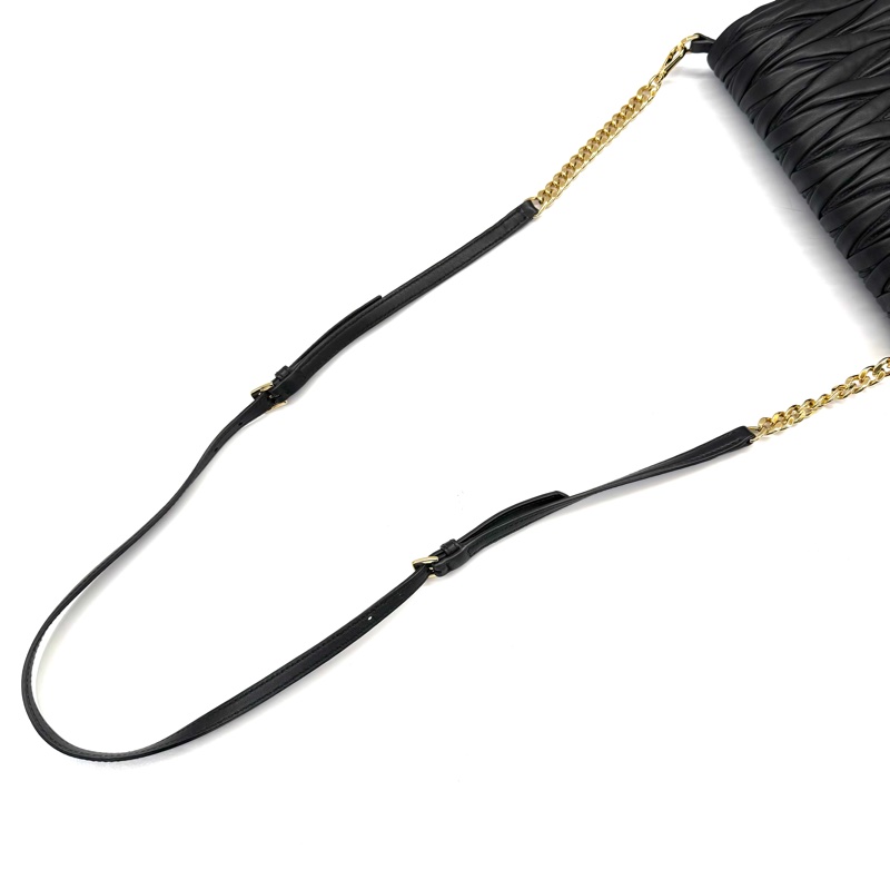 MIU MIU 黑色MATELASSE皮革斜背包 5BH080-5
