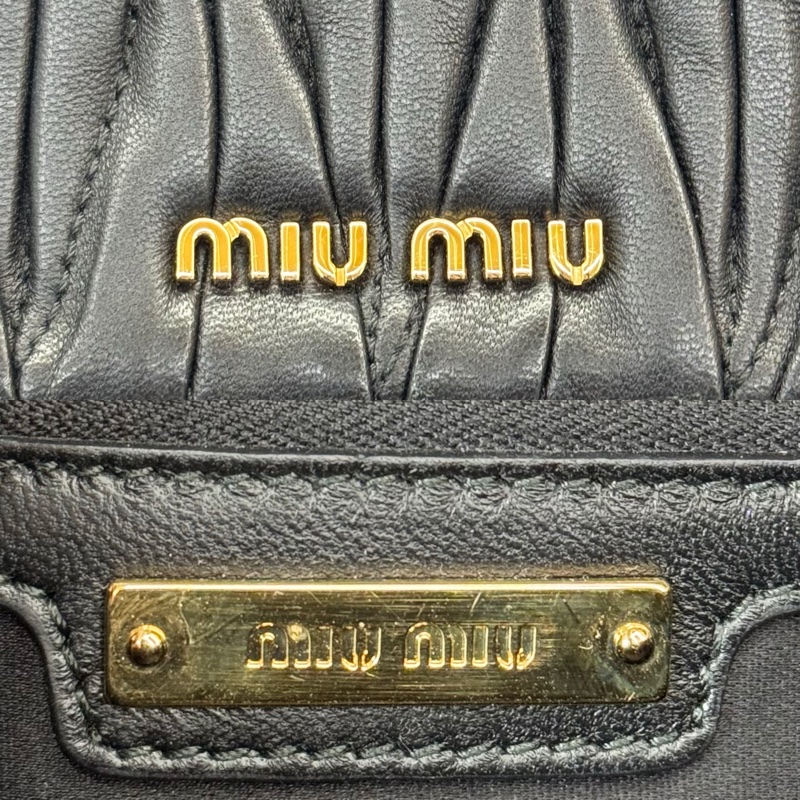 MIU MIU 黑色MATELASSE皮革斜背包 5BH080-7