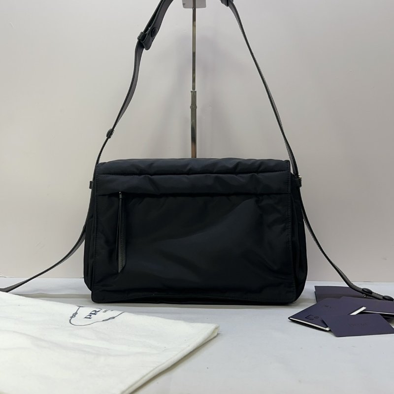 PRADA Traveller中款尼龍肩背包-1