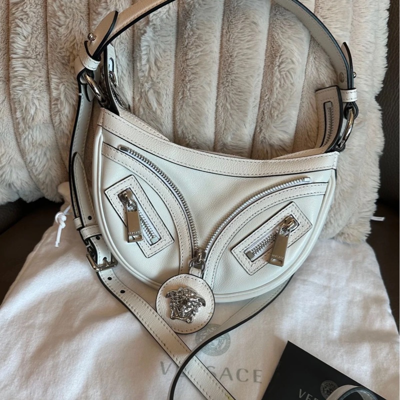 范思哲Versace白色銀扣半月形腋下包 斜背包 白色 經典 實用性高 包 通勤包 包包 雙肩包 斜挎包 女生 美杜莎 包 versace medusa bag-0