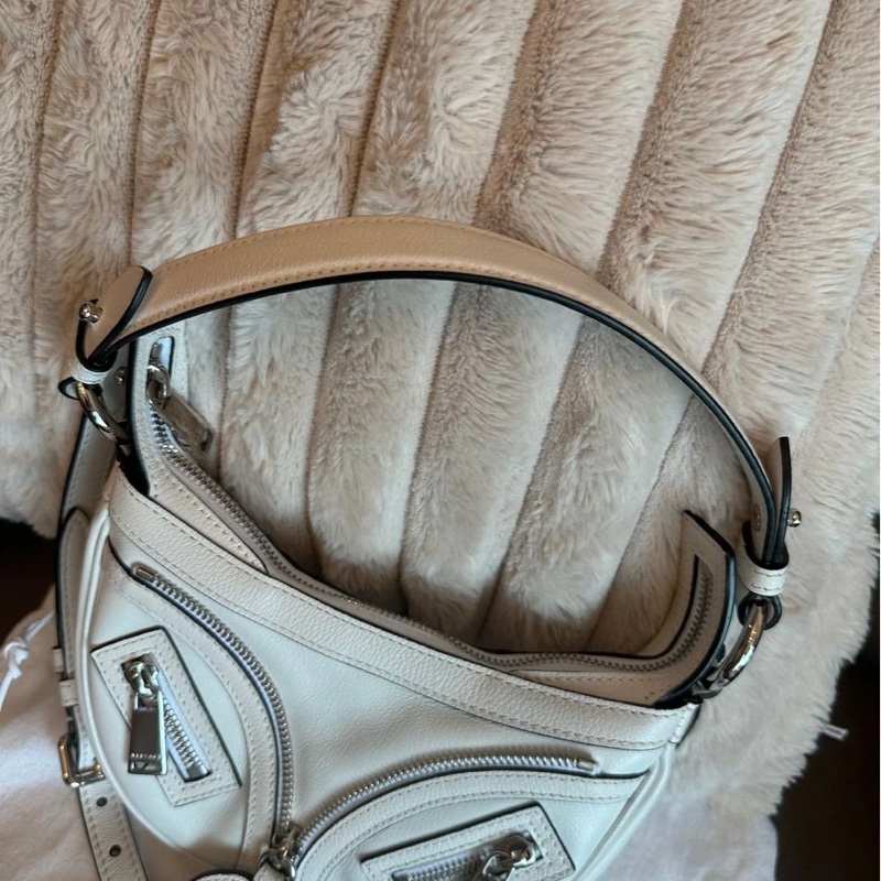 范思哲Versace白色銀扣半月形腋下包 斜背包 白色 經典 實用性高 包 通勤包 包包 雙肩包 斜挎包 女生 美杜莎 包 versace medusa bag-4