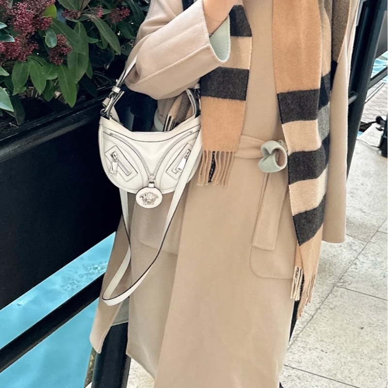 范思哲Versace白色銀扣半月形腋下包 斜背包 白色 經典 實用性高 包 通勤包 包包 雙肩包 斜挎包 女生 美杜莎 包 versace medusa bag-6