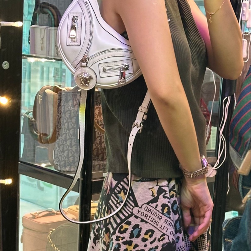 范思哲Versace白色銀扣半月形腋下包 斜背包 白色 經典 實用性高 包 通勤包 包包 雙肩包 斜挎包 女生 美杜莎 包 versace medusa bag-7