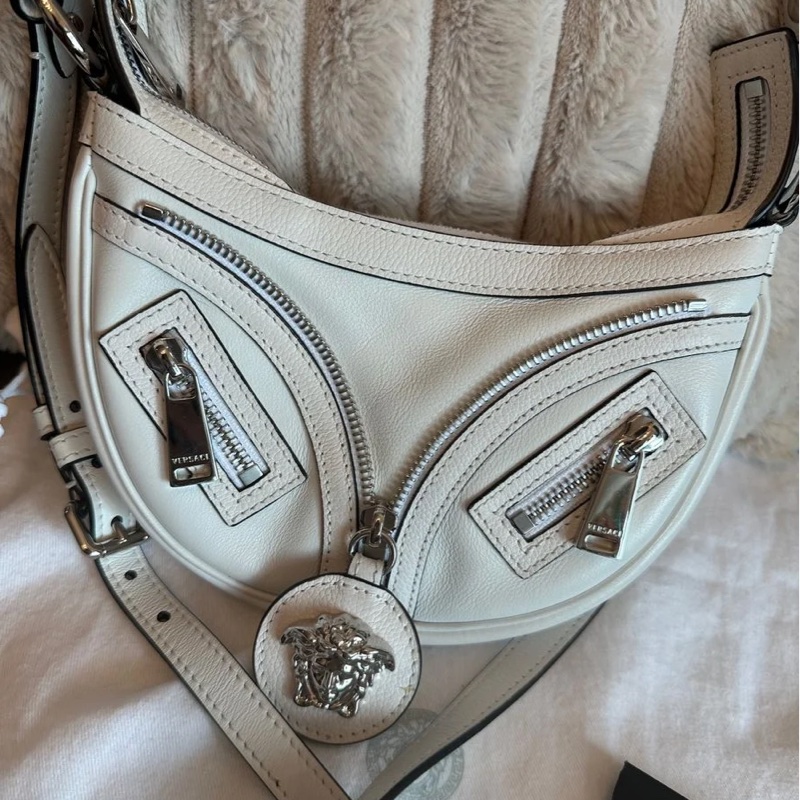 范思哲Versace白色銀扣半月形腋下包 斜背包 白色 經典 實用性高 包 通勤包 包包 雙肩包 斜挎包 女生 美杜莎 包 versace medusa bag-8