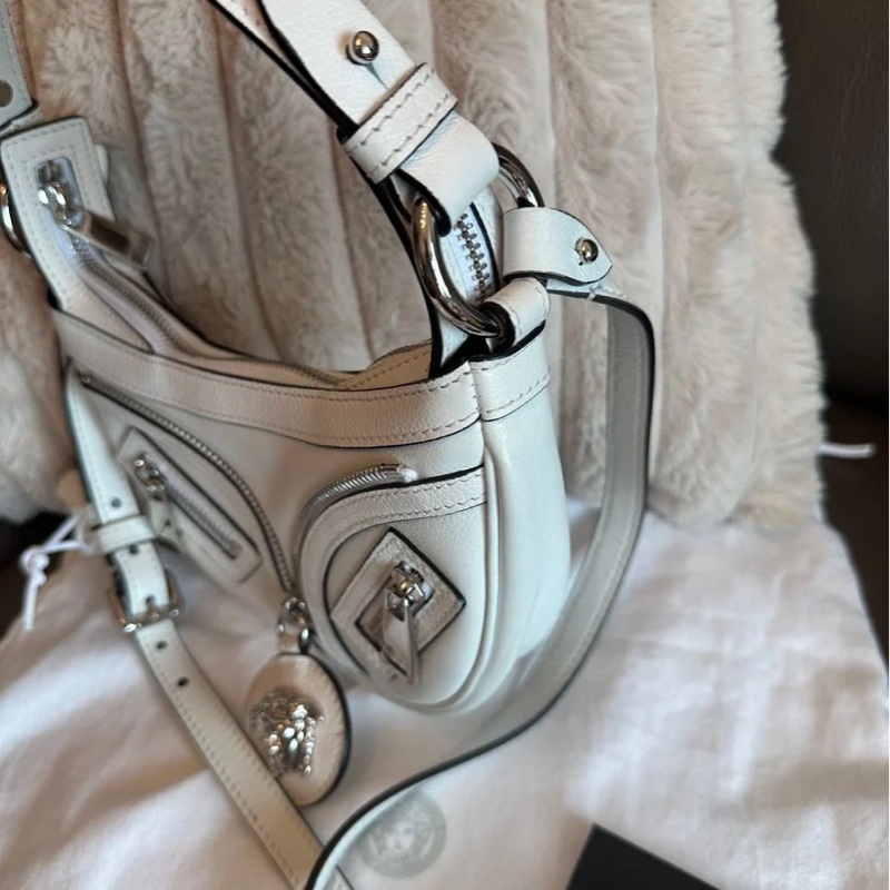 范思哲Versace白色銀扣半月形腋下包 斜背包 白色 經典 實用性高 包 通勤包 包包 雙肩包 斜挎包 女生 美杜莎 包 versace medusa bag-10