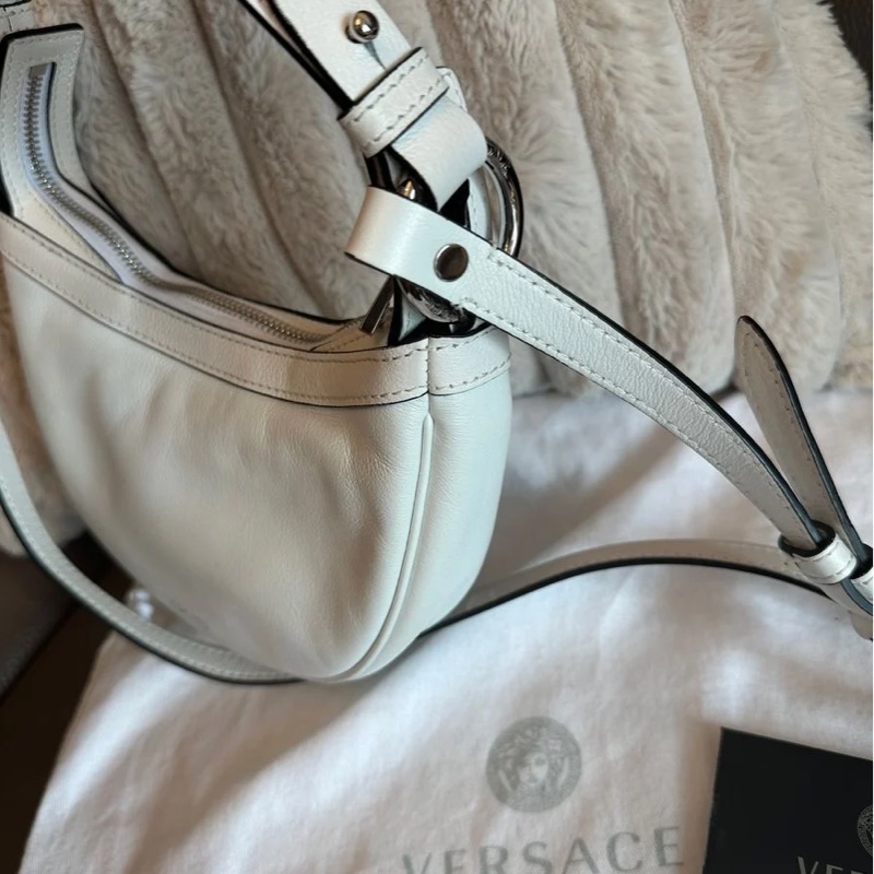 范思哲Versace白色銀扣半月形腋下包 斜背包 白色 經典 實用性高 包 通勤包 包包 雙肩包 斜挎包 女生 美杜莎 包 versace medusa bag-11