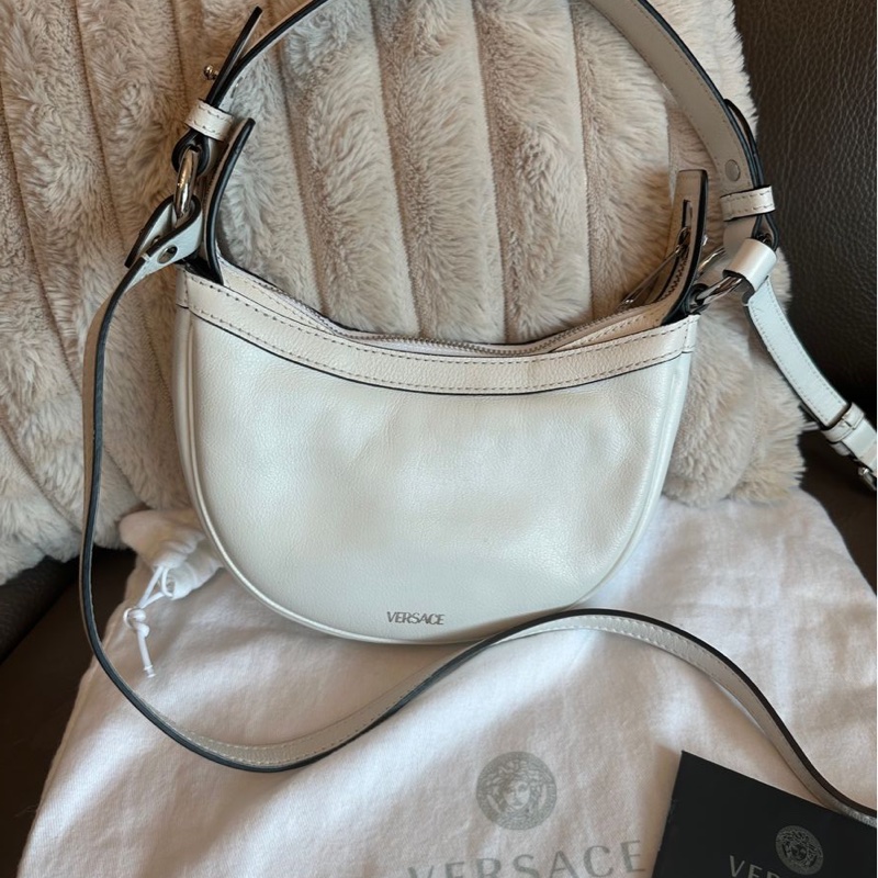 范思哲Versace白色銀扣半月形腋下包 斜背包 白色 經典 實用性高 包 通勤包 包包 雙肩包 斜挎包 女生 美杜莎 包 versace medusa bag-12