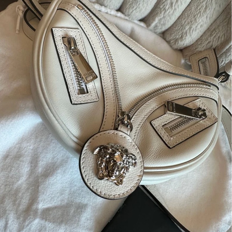 范思哲Versace白色銀扣半月形腋下包 斜背包 白色 經典 實用性高 包 通勤包 包包 雙肩包 斜挎包 女生 美杜莎 包 versace medusa bag-14