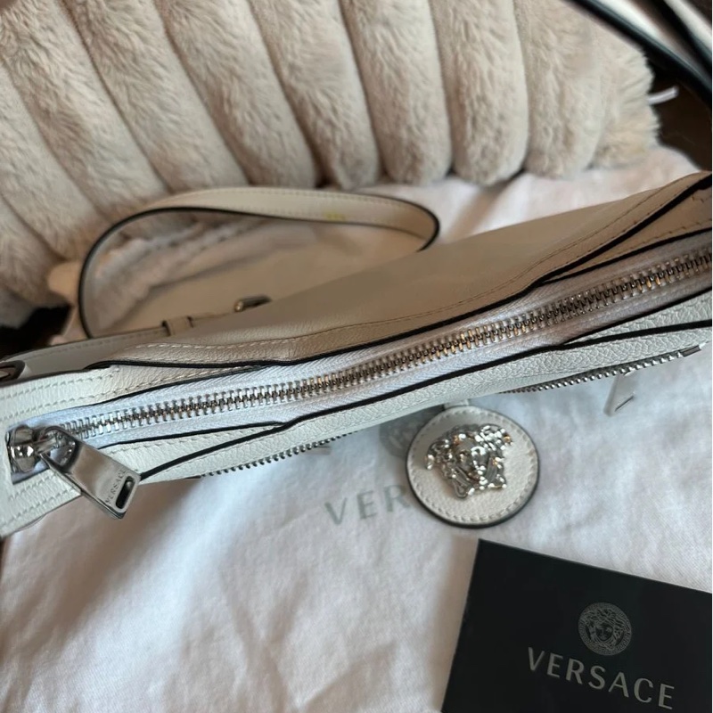 范思哲Versace白色銀扣半月形腋下包 斜背包 白色 經典 實用性高 包 通勤包 包包 雙肩包 斜挎包 女生 美杜莎 包 versace medusa bag-15