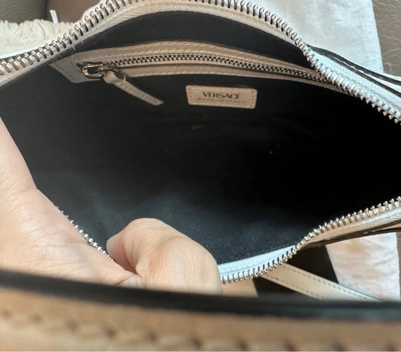 范思哲Versace白色銀扣半月形腋下包 斜背包 白色 經典 實用性高 包 通勤包 包包 雙肩包 斜挎包 女生 美杜莎 包 versace medusa bag-17