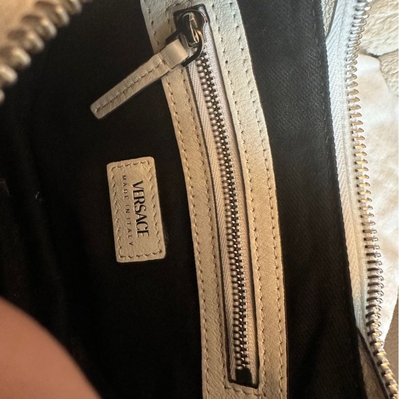 范思哲Versace白色銀扣半月形腋下包 斜背包 白色 經典 實用性高 包 通勤包 包包 雙肩包 斜挎包 女生 美杜莎 包 versace medusa bag-18