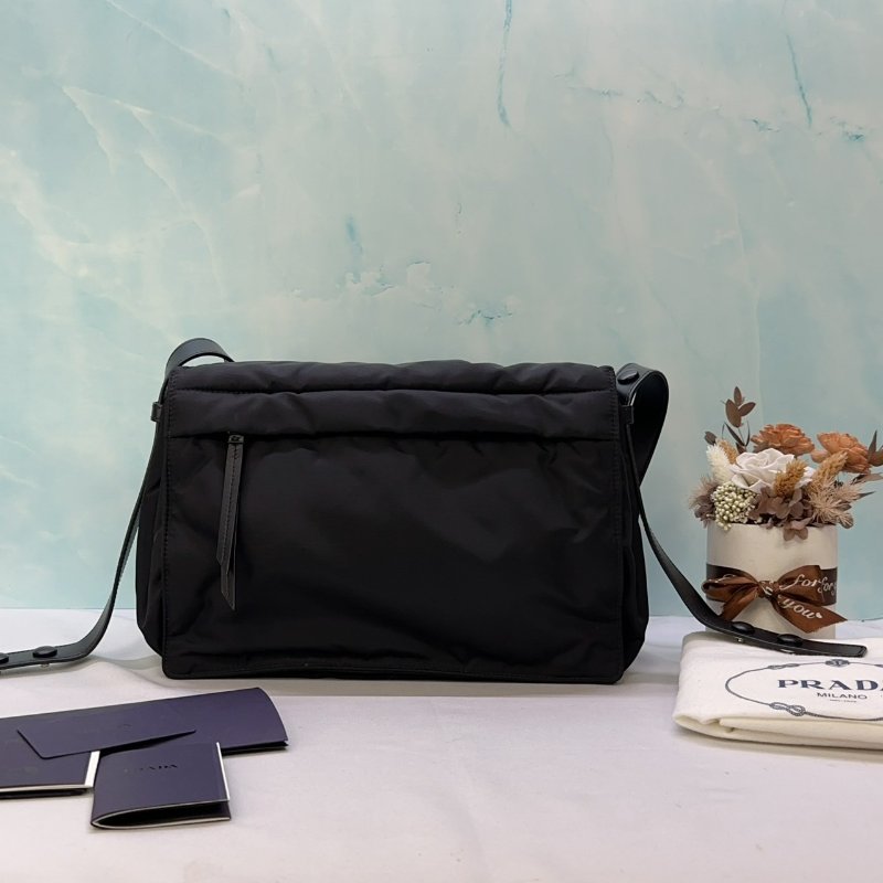 PRADA Traveller中款肩背包-1