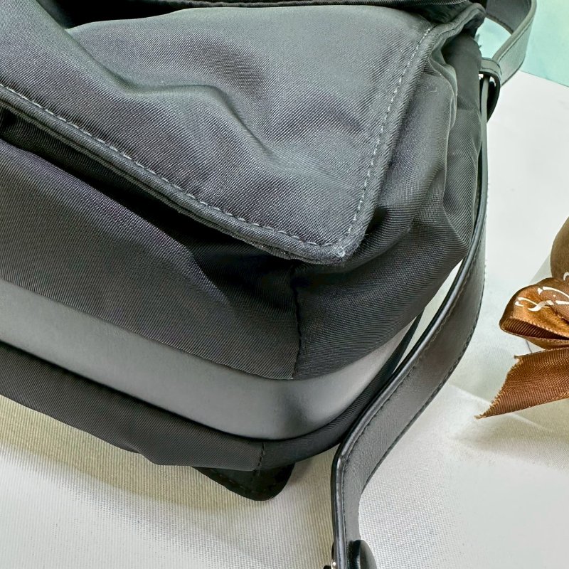 PRADA Traveller中款肩背包-7