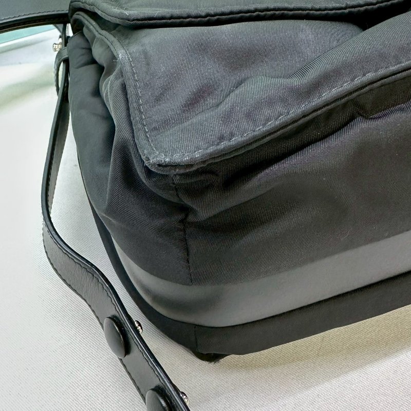 PRADA Traveller中款肩背包-8