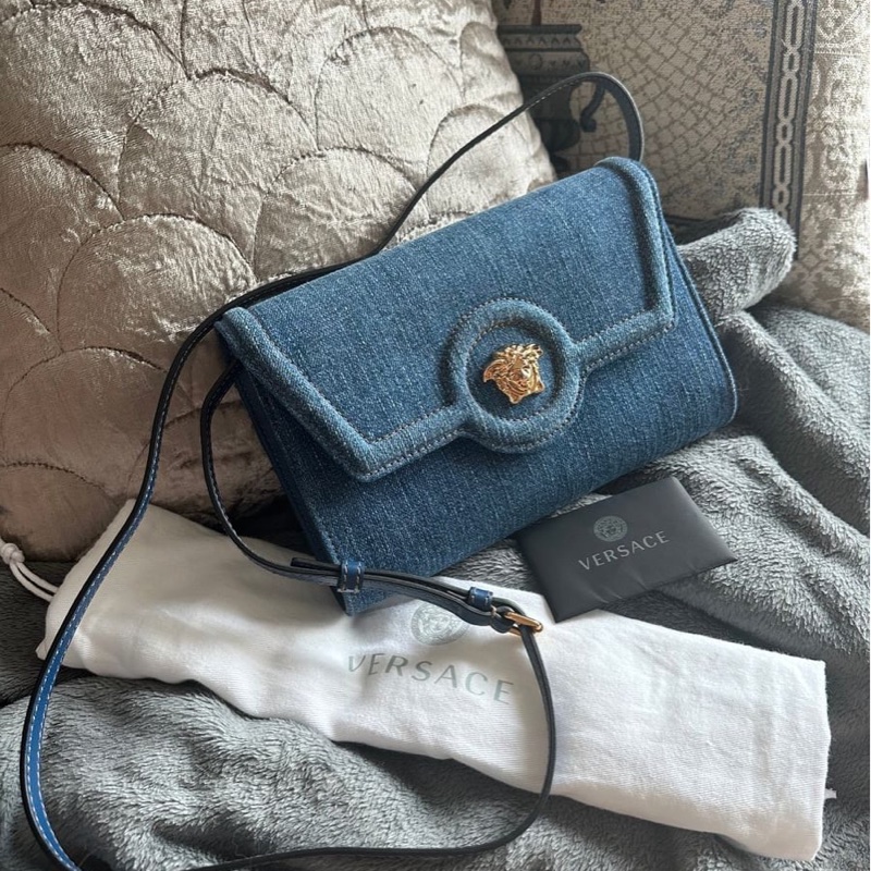 范思哲Versace 牛仔丹寜 包 腋下包 斜背包 經典 實用性高 包包 斜挎包 女生 美杜莎 包 versace medusa denim bag-0