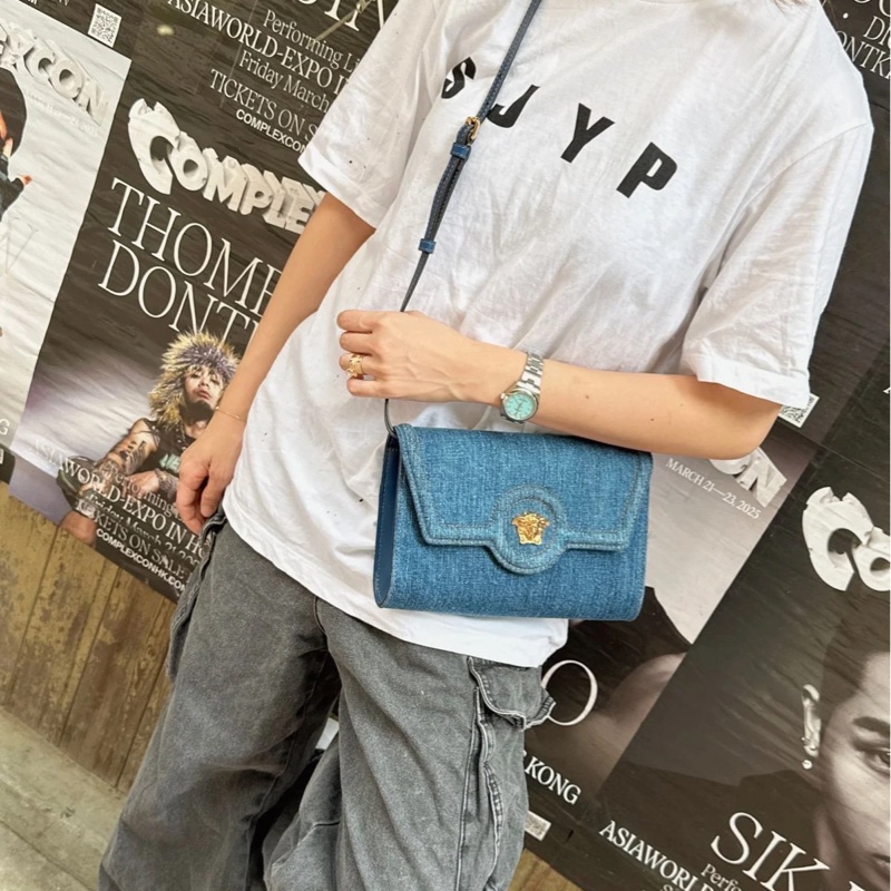 范思哲Versace 牛仔丹寜 包 腋下包 斜背包 經典 實用性高 包包 斜挎包 女生 美杜莎 包 versace medusa denim bag-2