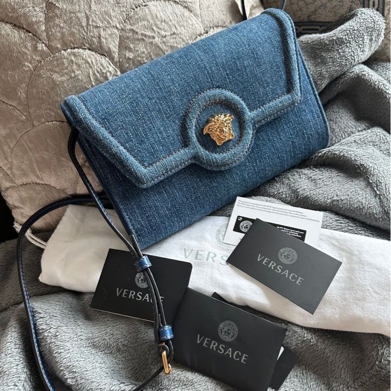 范思哲Versace 牛仔丹寜 包 腋下包 斜背包 經典 實用性高 包包 斜挎包 女生 美杜莎 包 versace medusa denim bag-4