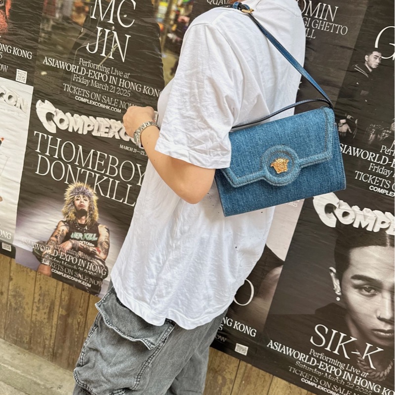 范思哲Versace 牛仔丹寜 包 腋下包 斜背包 經典 實用性高 包包 斜挎包 女生 美杜莎 包 versace medusa denim bag-6