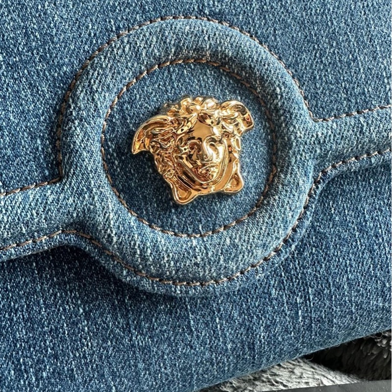 范思哲Versace 牛仔丹寜 包 腋下包 斜背包 經典 實用性高 包包 斜挎包 女生 美杜莎 包 versace medusa denim bag-8