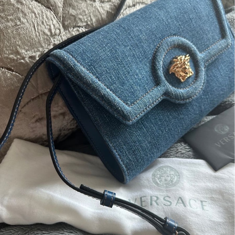 范思哲Versace 牛仔丹寜 包 腋下包 斜背包 經典 實用性高 包包 斜挎包 女生 美杜莎 包 versace medusa denim bag-10