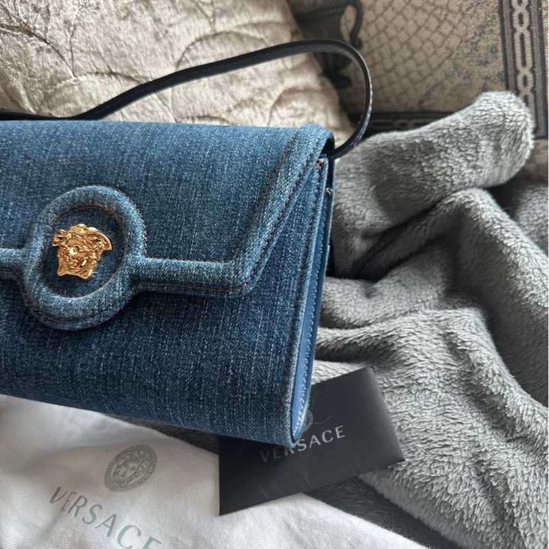 范思哲Versace 牛仔丹寜 包 腋下包 斜背包 經典 實用性高 包包 斜挎包 女生 美杜莎 包 versace medusa denim bag-11
