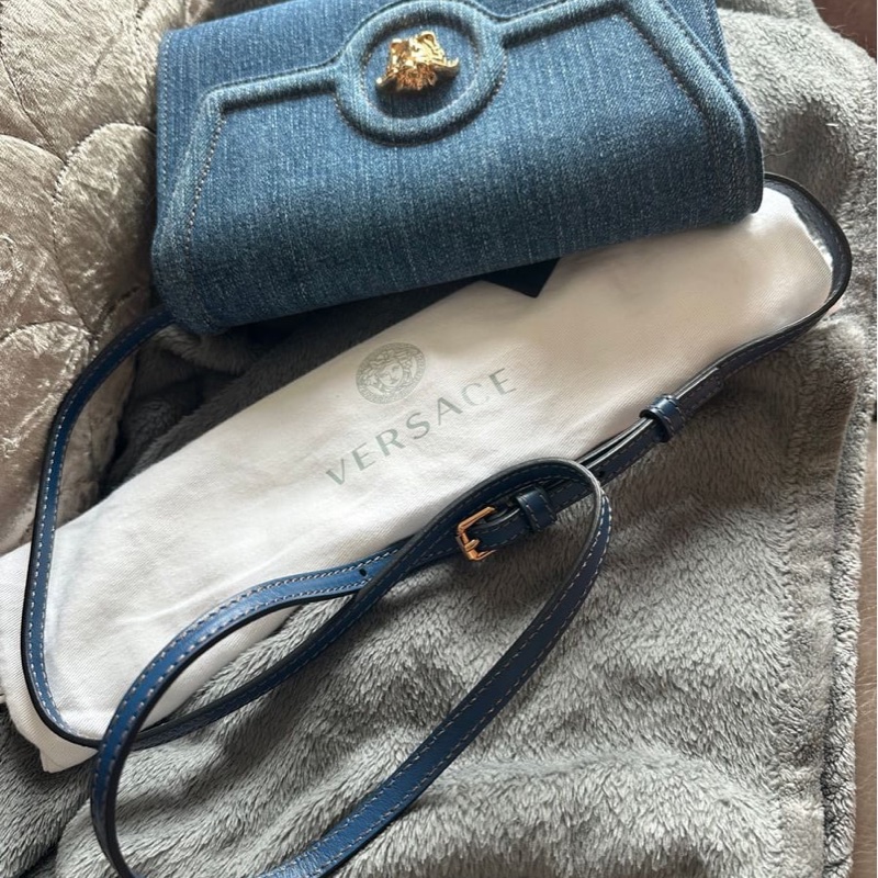 范思哲Versace 牛仔丹寜 包 腋下包 斜背包 經典 實用性高 包包 斜挎包 女生 美杜莎 包 versace medusa denim bag-15