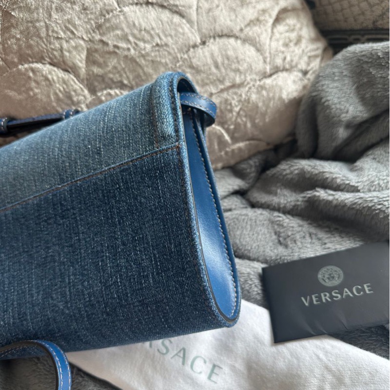 范思哲Versace 牛仔丹寜 包 腋下包 斜背包 經典 實用性高 包包 斜挎包 女生 美杜莎 包 versace medusa denim bag-16