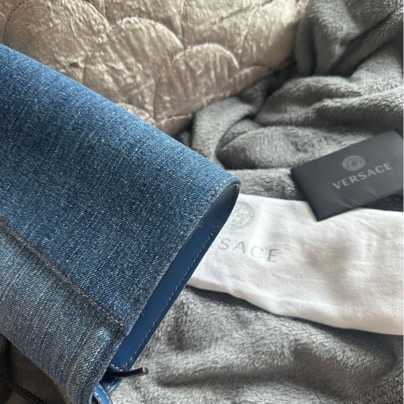 范思哲Versace 牛仔丹寜 包 腋下包 斜背包 經典 實用性高 包包 斜挎包 女生 美杜莎 包 versace medusa denim bag-17
