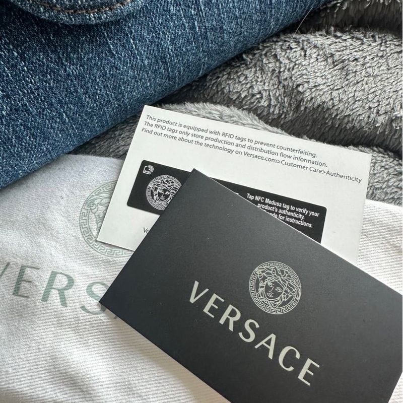 范思哲Versace 牛仔丹寜 包 腋下包 斜背包 經典 實用性高 包包 斜挎包 女生 美杜莎 包 versace medusa denim bag-19