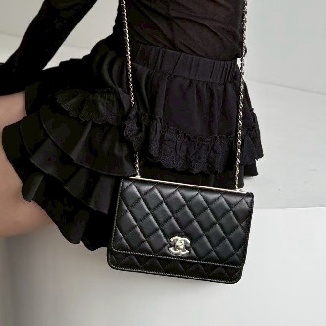 CHANEL黑色羊皮淡金釦Trendy CC Woc下蓋鏈包-0