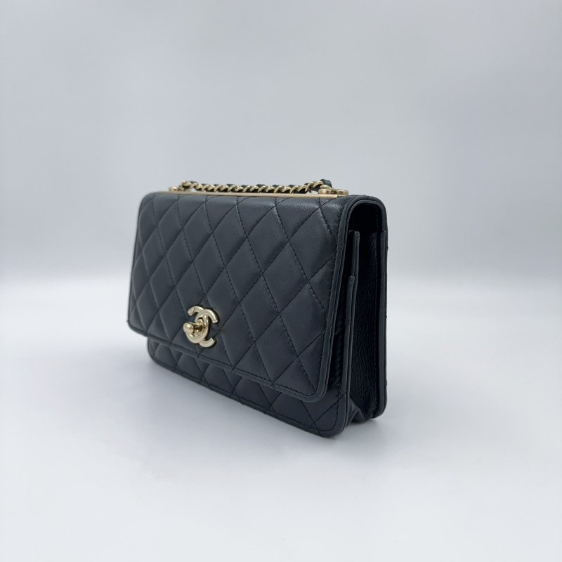 CHANEL黑色羊皮淡金釦Trendy CC Woc下蓋鏈包-4