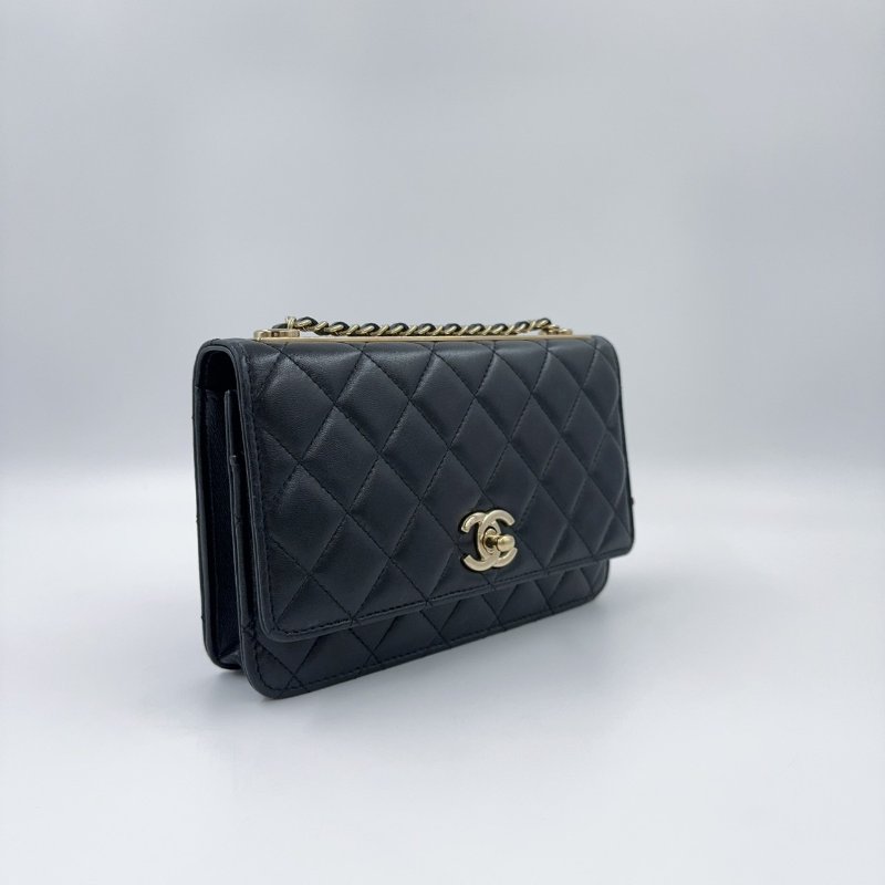 CHANEL黑色羊皮淡金釦Trendy CC Woc下蓋鏈包-5