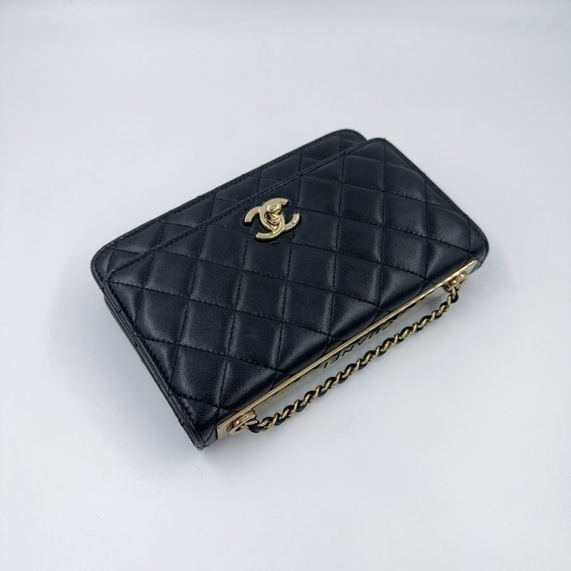 CHANEL黑色羊皮淡金釦Trendy CC Woc下蓋鏈包-6