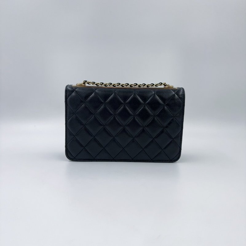 CHANEL黑色羊皮淡金釦Trendy CC Woc下蓋鏈包-7