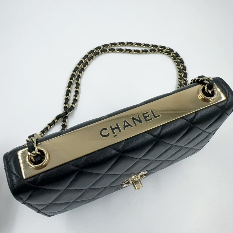 CHANEL黑色羊皮淡金釦Trendy CC Woc下蓋鏈包-8