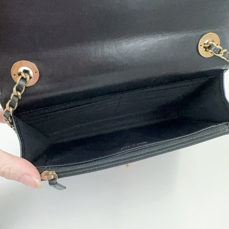 CHANEL黑色羊皮淡金釦Trendy CC Woc下蓋鏈包-9