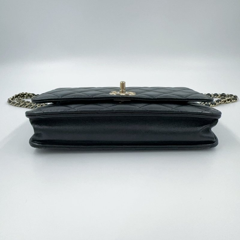 CHANEL黑色羊皮淡金釦Trendy CC Woc下蓋鏈包-10