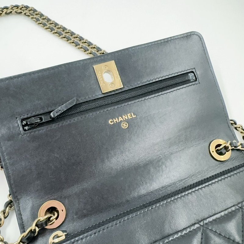CHANEL黑色羊皮淡金釦Trendy CC Woc下蓋鏈包-11