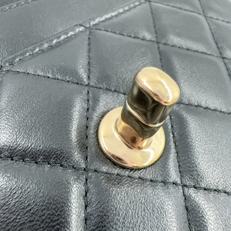 CHANEL黑色羊皮淡金釦Trendy CC Woc下蓋鏈包-12