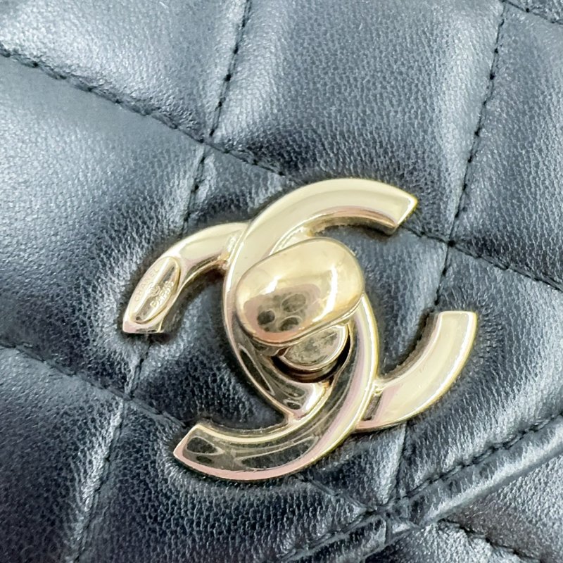 CHANEL黑色羊皮淡金釦Trendy CC Woc下蓋鏈包-13