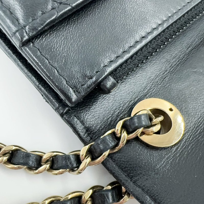 CHANEL黑色羊皮淡金釦Trendy CC Woc下蓋鏈包-14