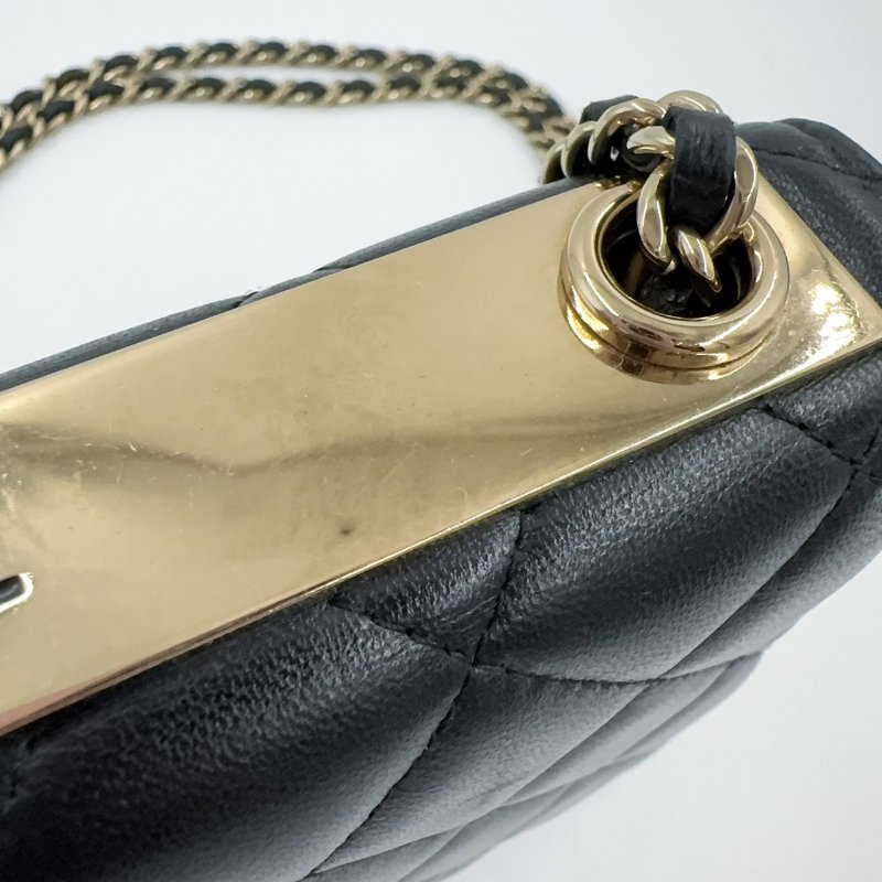 CHANEL黑色羊皮淡金釦Trendy CC Woc下蓋鏈包-16